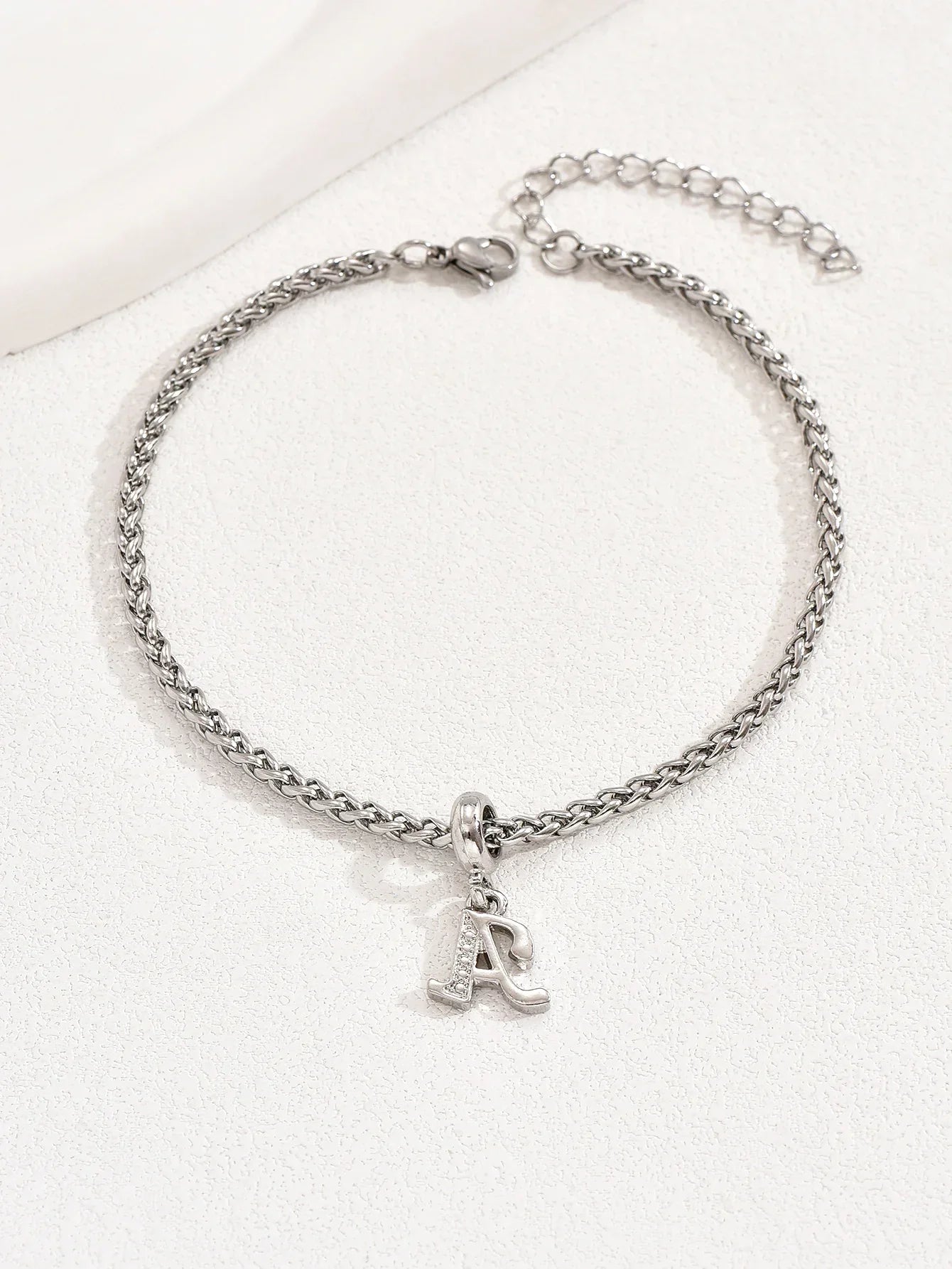 Geschichtetes Initial-Knöchelarmband mit schwarzer Schnur – Vintage-Chic für jeden Anlass
