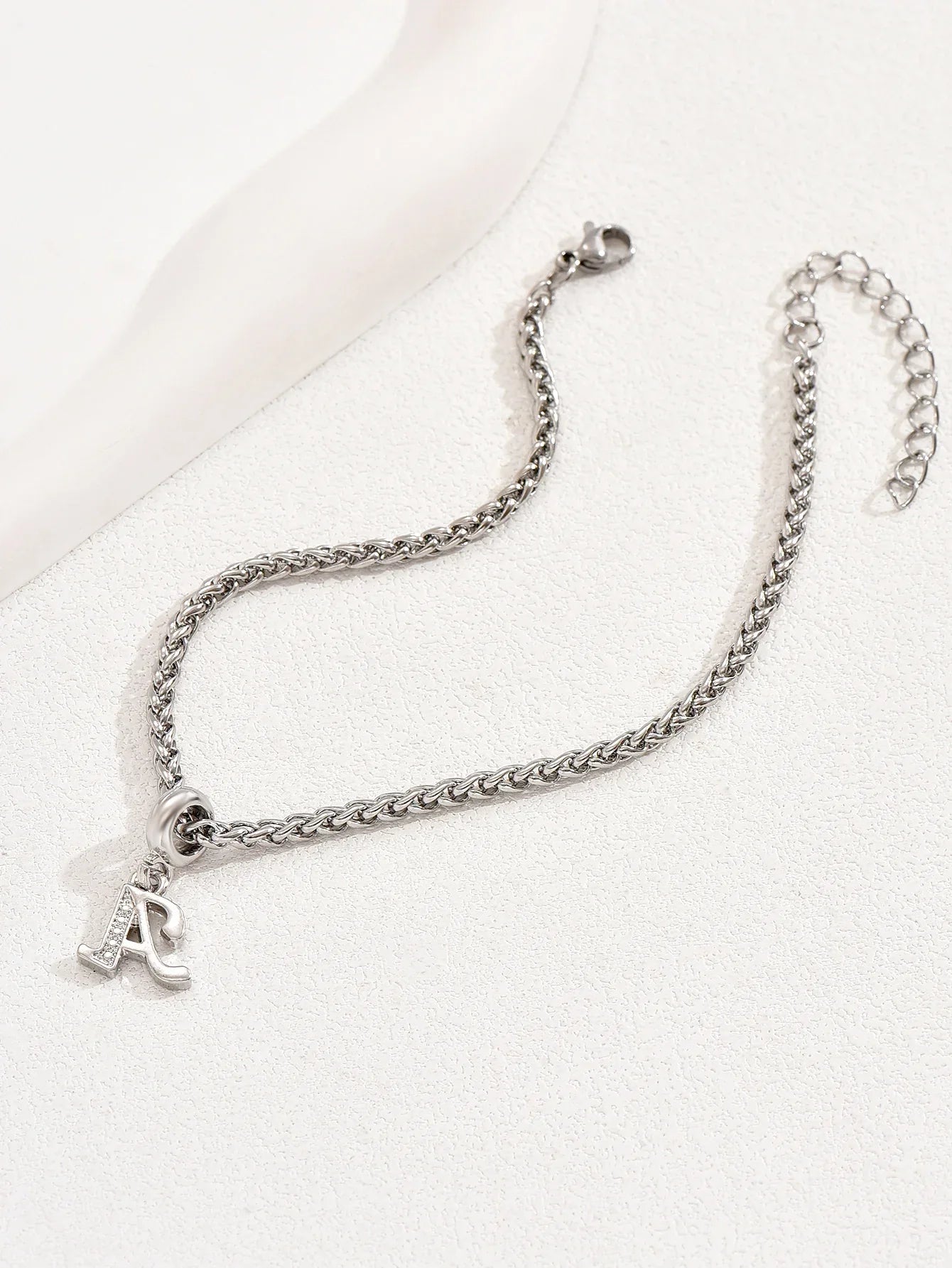 Geschichtetes Initial-Knöchelarmband mit schwarzer Schnur – Vintage-Chic für jeden Anlass