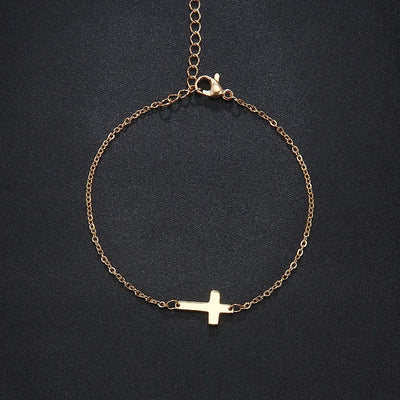 Zartes goldfarbenes Armband mit Kreuzanhänger