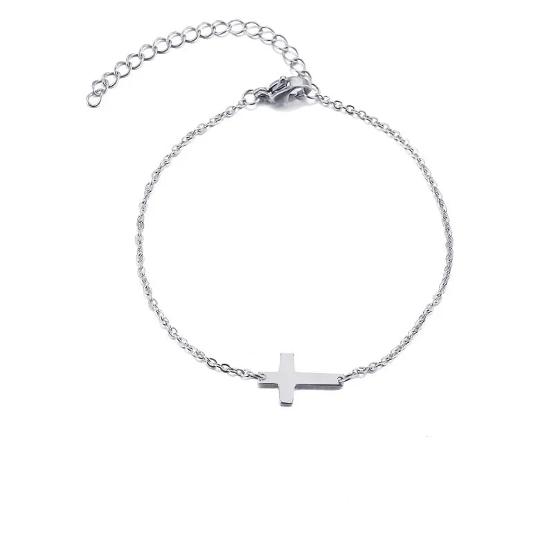 Zartes goldfarbenes Armband mit Kreuzanhänger