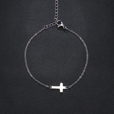 Zartes goldfarbenes Armband mit Kreuzanhänger