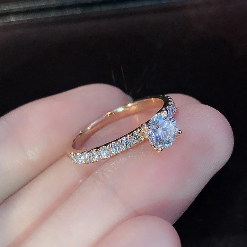 Eleganter Verlobungsring mit funkelndem Solitaire-Kristall