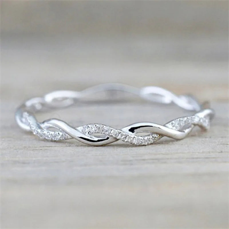 Eleganter Geflochtener Zirkonia-Ring