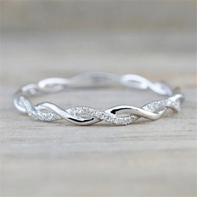 Eleganter Geflochtener Zirkonia-Ring
