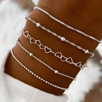 Set aus goldenen Armbändern im Ketten-Design
