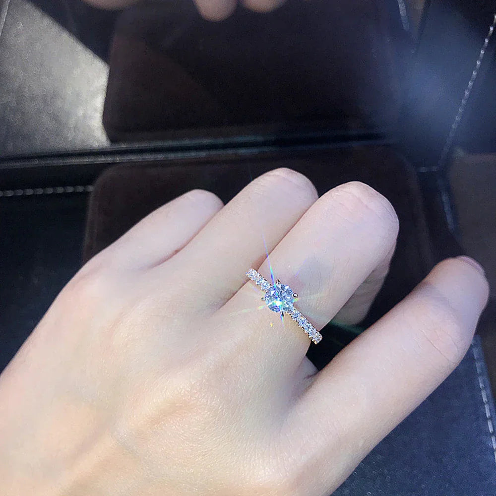 Eleganter Verlobungsring mit funkelndem Solitaire-Kristall