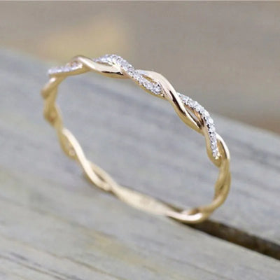 Eleganter Geflochtener Zirkonia-Ring