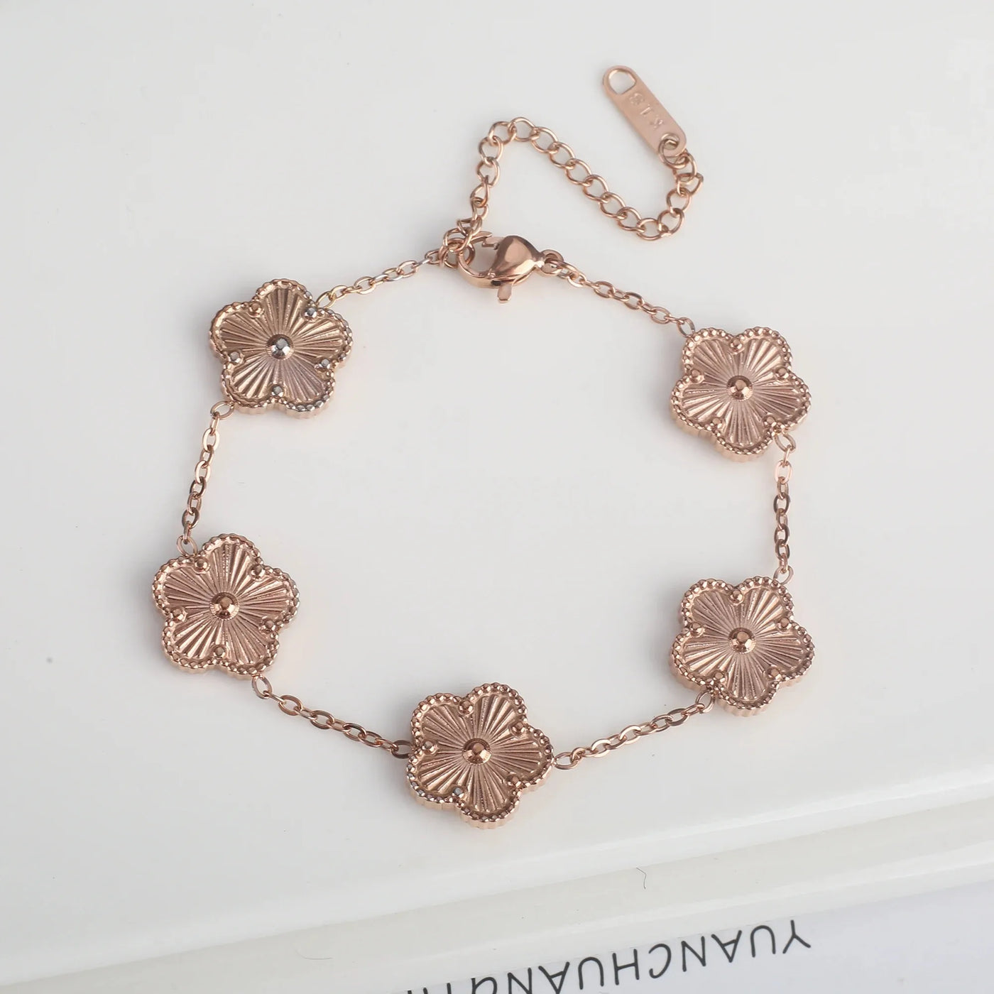Goldenes Armband mit bunten Kleeblatt-Anhängern