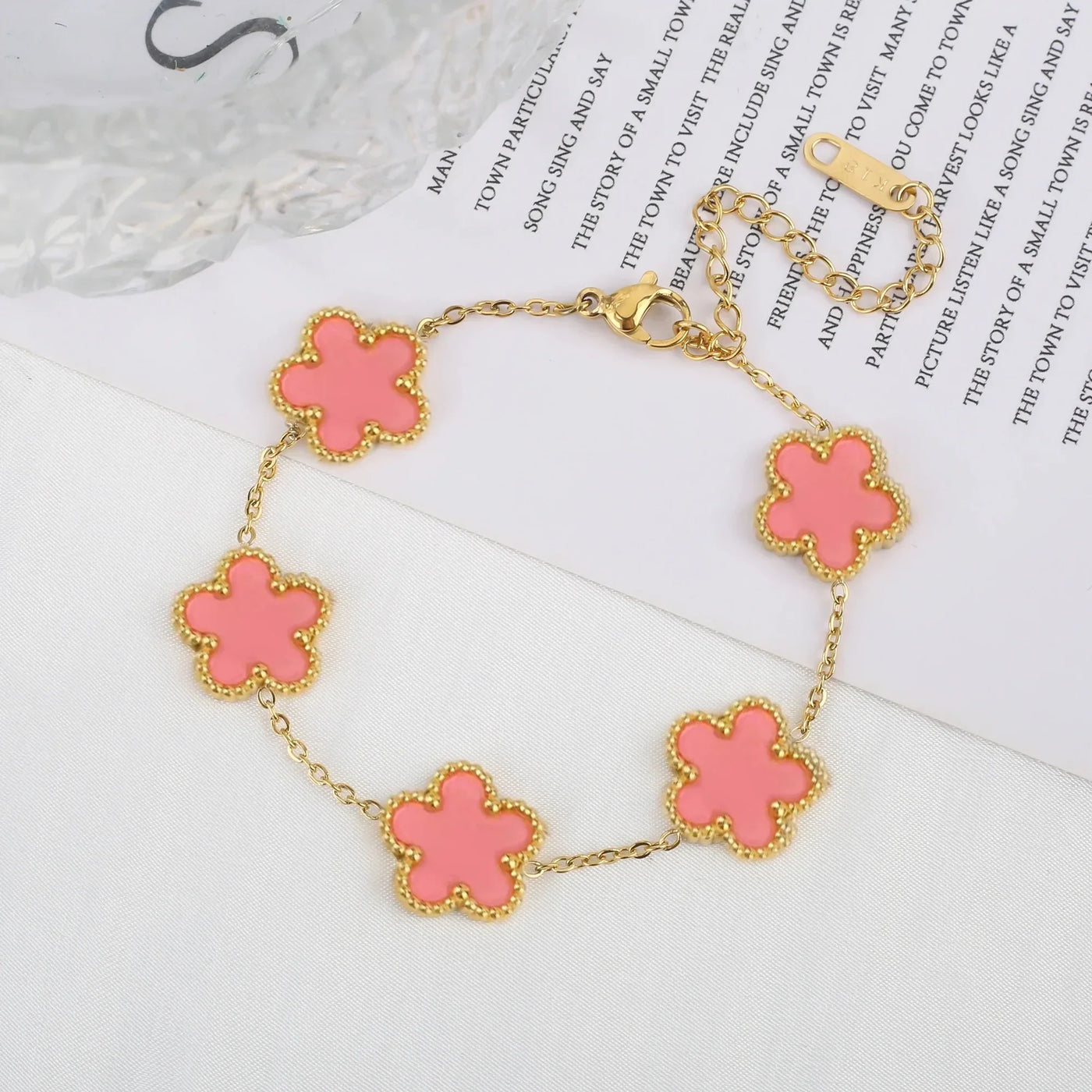Goldenes Armband mit bunten Kleeblatt-Anhängern