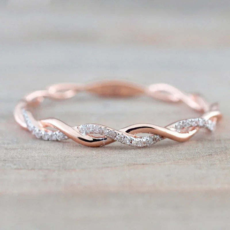 Eleganter Geflochtener Zirkonia-Ring